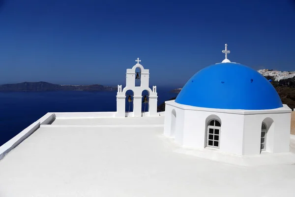 Bela vista, panorama sobre branco - igreja azul e o mar na ilha de Santorini, Grécia — Fotografia de Stock