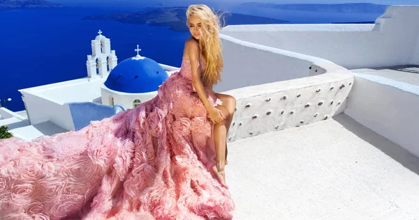 Santorini Adası Yunanistan üzerinde şaşırtıcı gelinlikle güzel gelin sarışın kadın model teşkil etmektedir ve ötesinde bu kadar güzel bir manzara