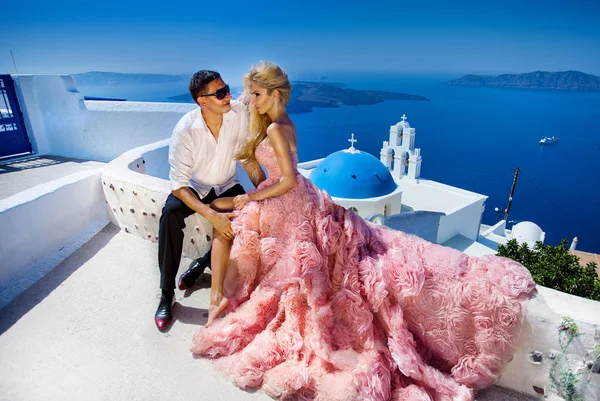 Le beau jeune couple belle femme de bel homme relatif au beau paysage grec — Photo