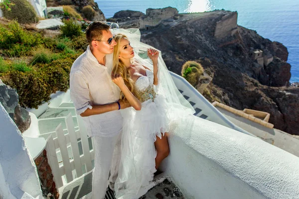 La encantadora pareja joven hermosa mujer del hombre guapo en relación con el hermoso paisaje griego —  Fotos de Stock