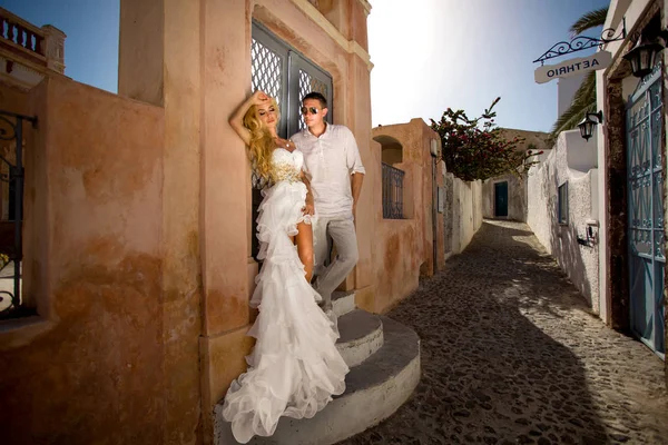 Ο νεαρός υπέροχο ζευγάρι όμορφη γυναίκα από όμορφος άντρας που αφορούν το όμορφο Ελληνικό τοπίο — Φωτογραφία Αρχείου