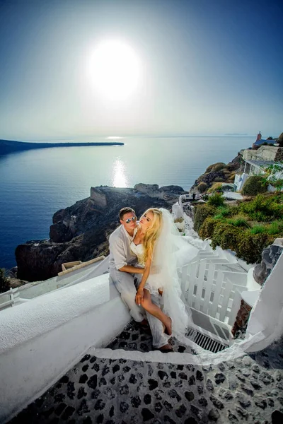 De mooie jonge paar mooie vrouw van knappe man met betrekking tot het prachtige Griekse landschap — Stockfoto