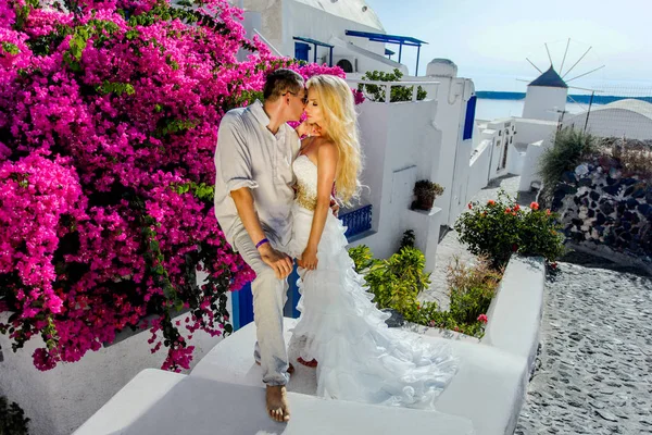 사랑 스러운 젊은 잘생긴 남자가 아름 다운 그리스 풍경을에 관련 된에서 아름 다운 여자 커플 — 스톡 사진