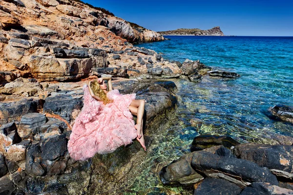 Bella sposa modello femminile bionda in abito da sposa incredibile posa sull'isola di Santorini in Grecia e oltre è una bella vista — Foto Stock