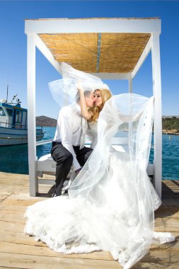 Yakışıklı adam güzel Yunan yatay olarak ilgili güzel kadın güzel genç Çift