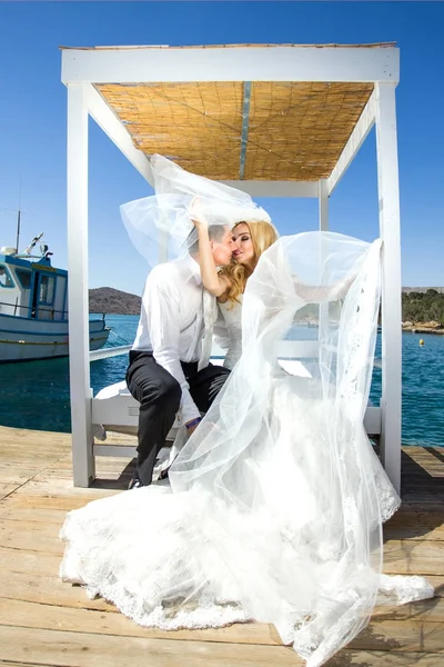 Yakışıklı adam güzel Yunan yatay olarak ilgili güzel kadın güzel genç Çift