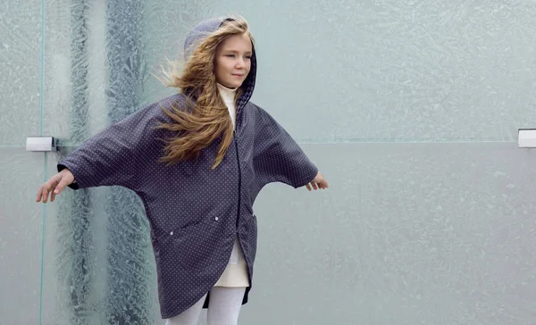 Hermosa joven rubia en un abrigo y botas posando para la moda, ropa para niños — Foto de Stock