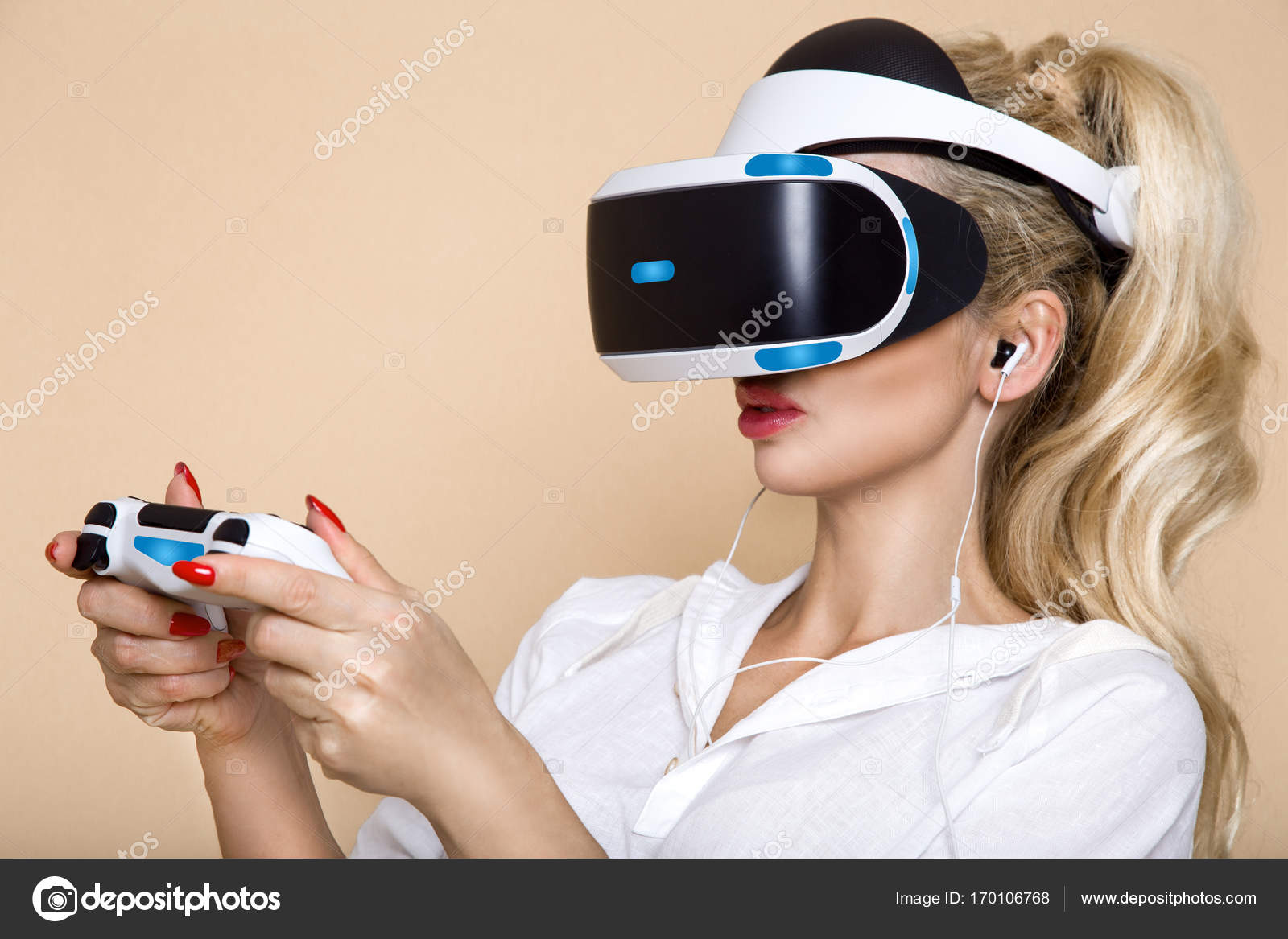 Mujer con gafas VR de realidad Chica joven en casco de