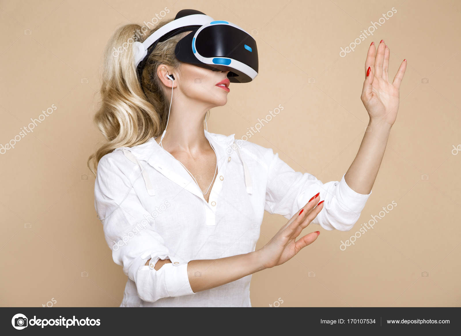 Frau Mit Einer Virtual Reality Brille Junges Mädchen Im Virtual