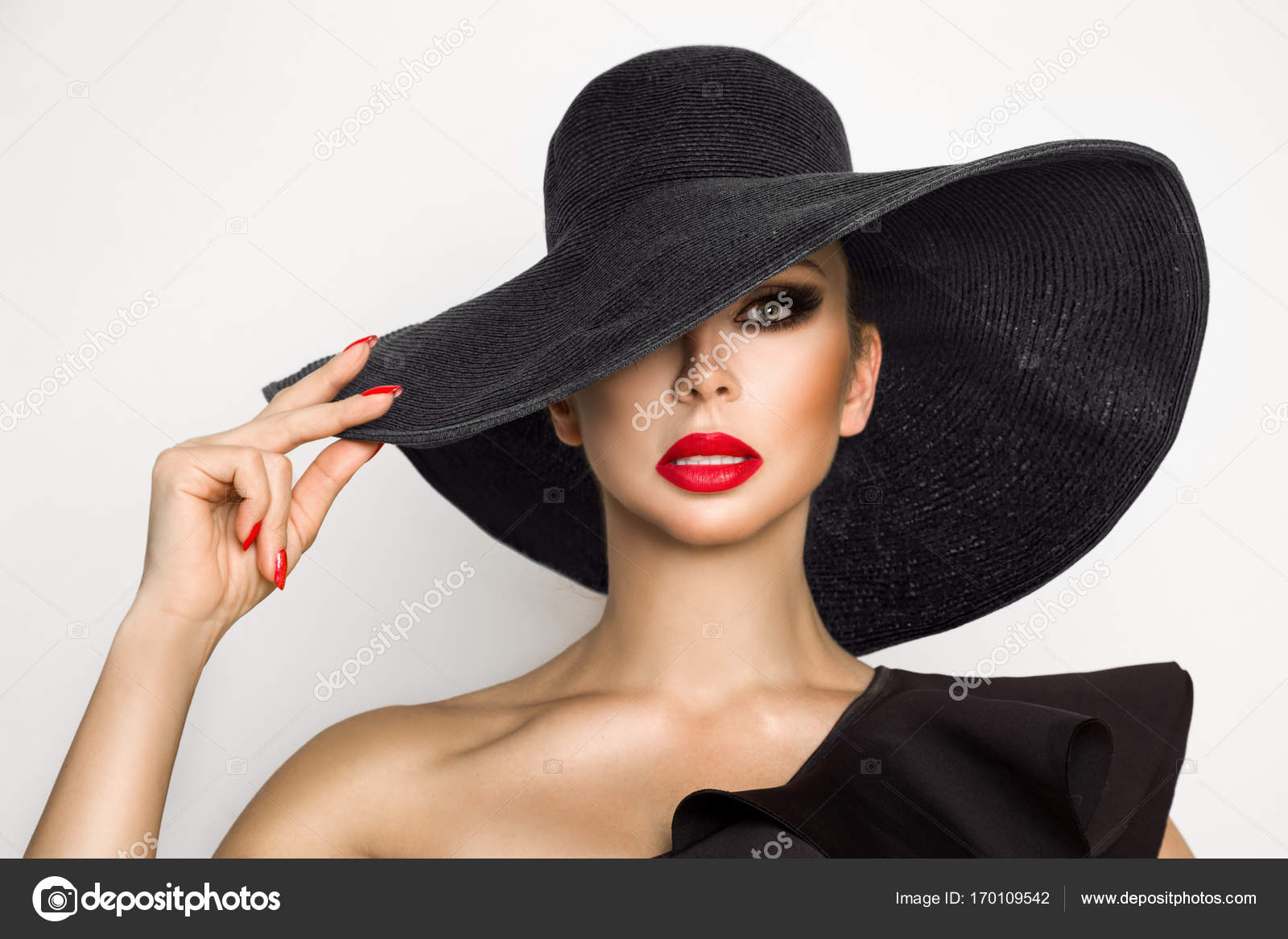 Porträt einer eleganten Frau in einen Hut und roten Lippen auf weißem