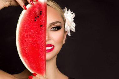 Güzel kadın modeli ile mükemmel yüz ve pürüzsüz bir cilt bakımı, holding ve karpuz meyve yeme