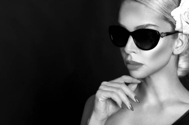 Yüz çiçek saç ve siyah arka plan üzerine zarif makyaj ile çarpıcı güzel kadın portresi