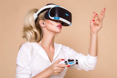Sanal gerçeklik Vr gözlüklü kadın. Genç kız sanal artar gerçeklik kask içinde. VR kulaklık. Geleceğin teknolojisi kavramı.