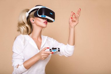 Sanal gerçeklik Vr gözlüklü kadın. Genç kız sanal artar gerçeklik kask içinde. VR kulaklık. Geleceğin teknolojisi kavramı.