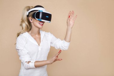 Sanal gerçeklik Vr gözlüklü kadın. Genç kız sanal artar gerçeklik kask içinde. VR kulaklık. Geleceğin teknolojisi kavramı.