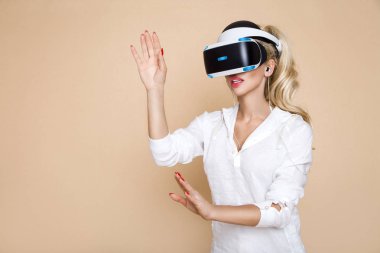 Sanal gerçeklik Vr gözlüklü kadın. Genç kız sanal artar gerçeklik kask içinde. VR kulaklık. Geleceğin teknolojisi kavramı.