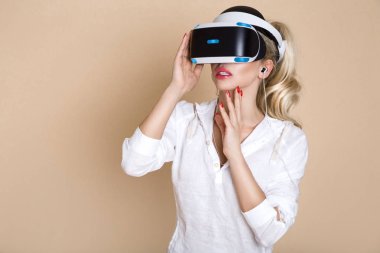 Sanal gerçeklik Vr gözlüklü kadın. Genç kız sanal artar gerçeklik kask içinde. VR kulaklık. Geleceğin teknolojisi kavramı.