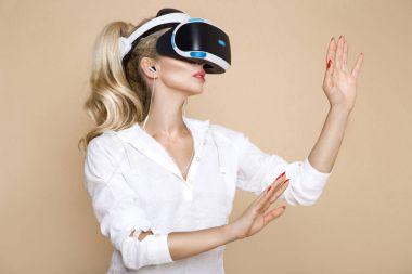 Sanal gerçeklik Vr gözlüklü kadın. Genç kız sanal artar gerçeklik kask içinde. VR kulaklık. Geleceğin teknolojisi kavramı.