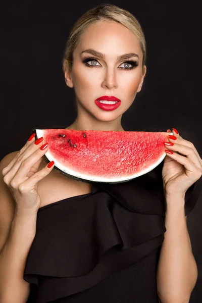 Hermoso modelo femenino con cara perfecta y cuidado suave de la piel, sosteniendo y comiendo fruta de sandía — Foto de Stock