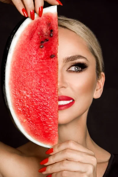 Красивая модель с идеальным лицом и гладкой уход за кожей, проведение и едят арбузы фрукты — стоковое фото