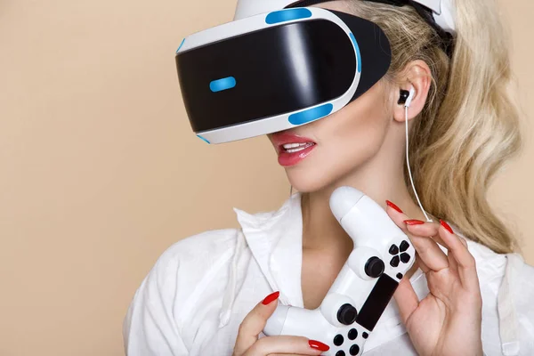 Wanita dengan kacamata VR realitas maya. Gadis muda di virtual menambahkan helm realitas. VR headset. Konsep teknologi masa depan . — Stok Foto