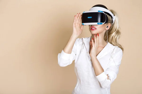 Vrouw met een Vr bril van virtual reality. Jong meisje in virtuele augmented reality-helm. Vr headset. Technologie van de toekomst concept. — Stockfoto