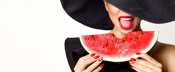 Modelo feminino bonito com rosto perfeito e chapéu vermelho segurando uma melancia em seu rosto — Fotografia de Stock