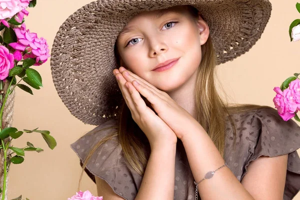 Doce, linda menina com uma grinalda de flores na cabeça, balançando em um balanço — Fotografia de Stock