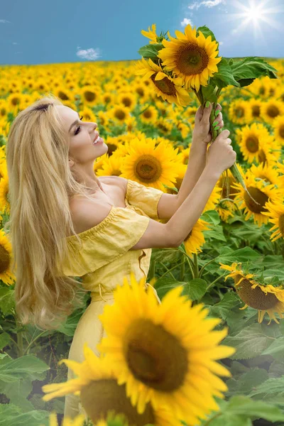 Mulher loira bonita de pé em um prado com girassóis e sorrindo feliz — Fotografia de Stock