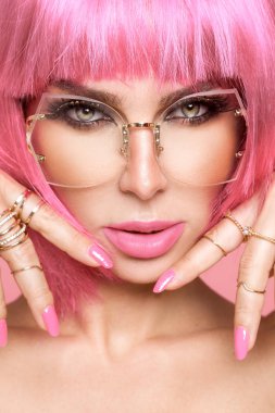 Pembe peruk ve uzun renkli çivi ile renkli makyaj güzel model