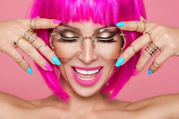 Το όμορφο μοντέλο σε ροζ περούκα και χρωματιστά make-up με μακριά χρωματιστά νύχια — Φωτογραφία Αρχείου