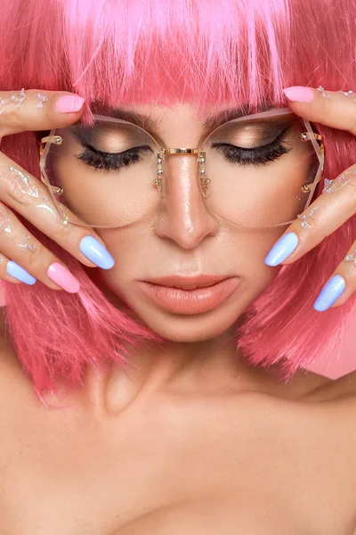 Model yang indah dalam wig merah muda dan make-up berwarna dengan kuku berwarna panjang — Stok Foto