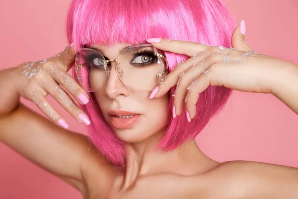 Красивая модель в розовом парике и цветной макияж с длинными цветными ногтями — стоковое фото