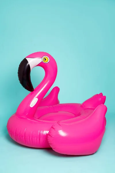 Pembe, trendy, şişmiş beach flamingo mavi bir arka plan üzerinde. Yaz vurmak