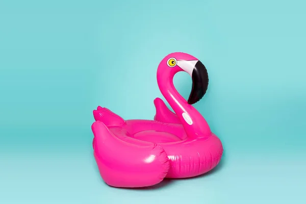 Pembe, trendy, şişmiş beach flamingo mavi bir arka plan üzerinde. Yaz vurmak