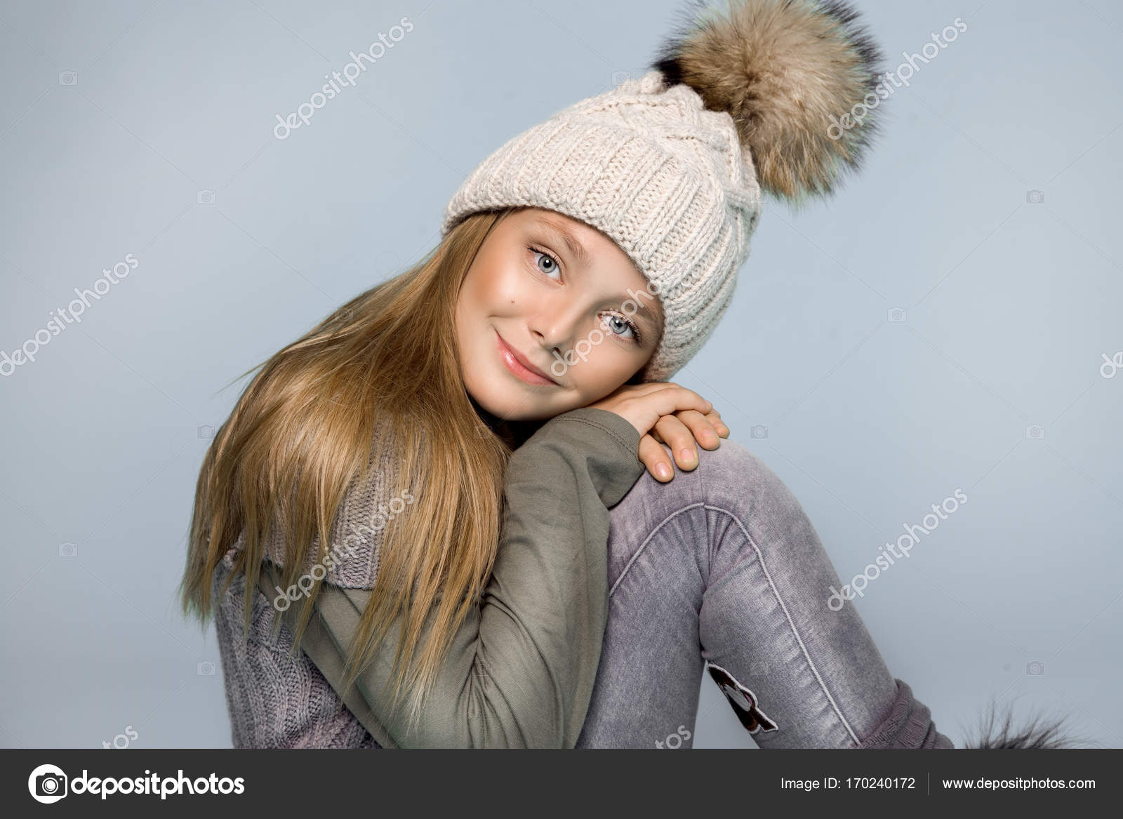 Милая маленькая девочка одета в зимнюю одежду, шляпу и зимнюю куртку с ... милая