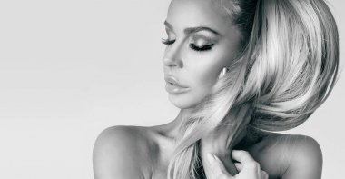 Portre güzellik sarışın kadın modeli inanılmaz uzun saçları ve mükemmel yüz ile temiz genç cilt bakım beyaz bir arka plan üzerinde poz.