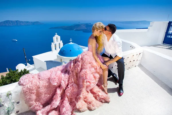 Yakışıklı adam güzel Yunan yatay olarak ilgili güzel kadın güzel genç Çift