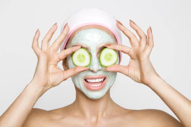 Güzel sarışın kadın yüz maskesi, güzellik spa