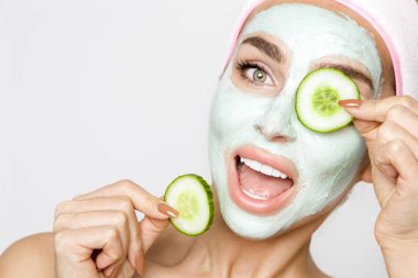 Güzel sarışın kadın yüz maskesi, güzellik spa
