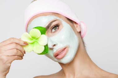 Güzel sarışın kadın yüz maskesi, güzellik spa