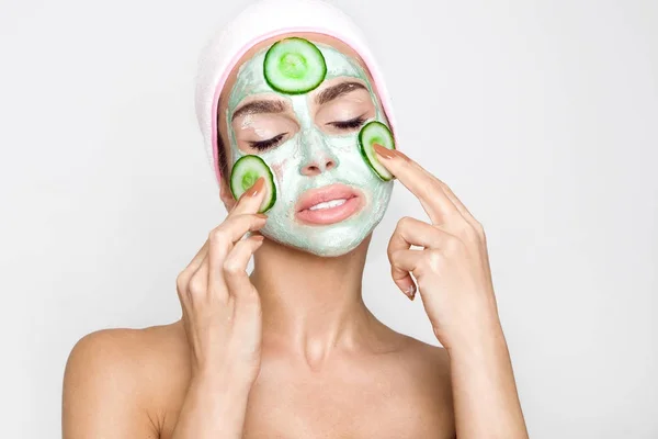 Bella donna bionda con maschera facciale, beauty spa — Foto Stock