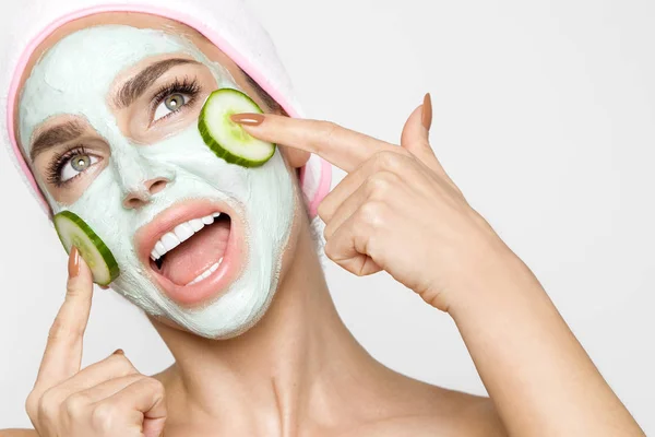 Beautiful blonde woman with a facial mask, beauty spa — Stock Photo, Image