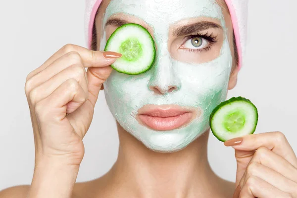 Beautiful blonde woman with a facial mask, beauty spa — Stock Photo, Image