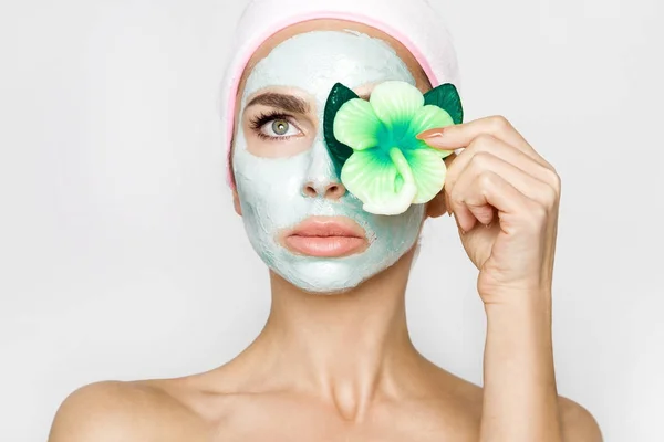 Wanita pirang cantik dengan masker wajah, spa kecantikan — Stok Foto