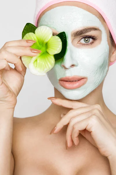 Wanita pirang cantik dengan masker wajah, spa kecantikan — Stok Foto