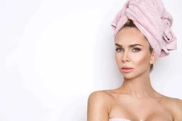 Bella donna bionda con un asciugamano in testa — Foto Stock