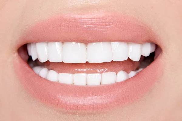 Porträtt av en vacker, leende kvinna med vita tänder — Stockfoto