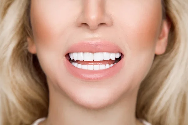 Retrato de uma mulher bonita e sorridente com dentes brancos — Fotografia de Stock