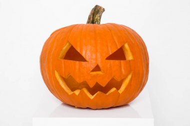 beyaz zemin üzerinde Halloween balkabağı